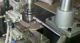 使用全自動鉆孔機(jī)，有效的提高生產(chǎn)的效率